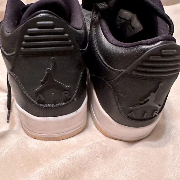 Air Jordan Retro Hightop - Picture 3 of 3